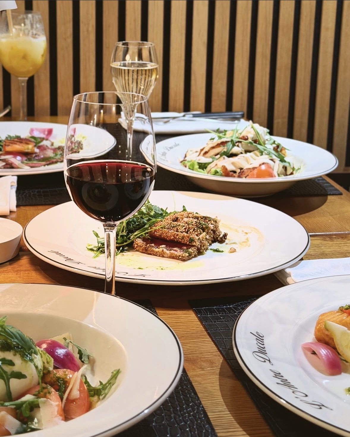 Table dressée avec vin rouge